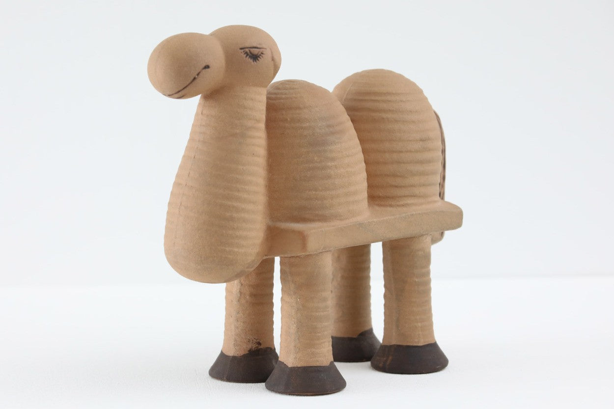 LisaLarsonのJuraシリーズのKamelラクダです。6体の動物で構成されるこのシリーズは1971年から1977年にかけて製造された作品で生産数が少なく現地でも流通が少ないお品になります。