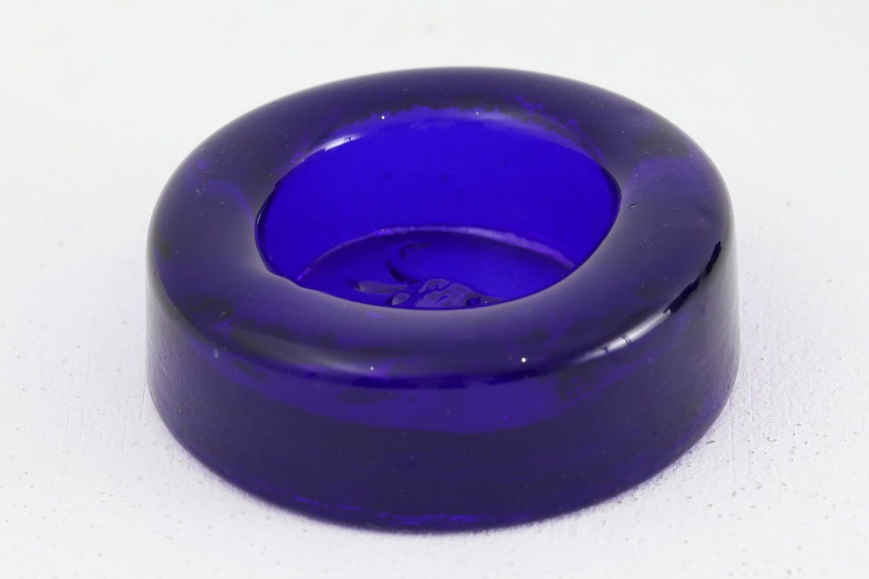 ErikHoglundがBODA社に在籍していた当時のアッシュトレイです。こちらも型にガラスを流し込んだ後、型押した作品で、ディテールが個々に違うのが魅力です。アッシュトレイとして作られた作品ですが、現代では小物いれとしたり、ペーパーウェイトとして使用するケースが多く、多くのコレクターが存在します。