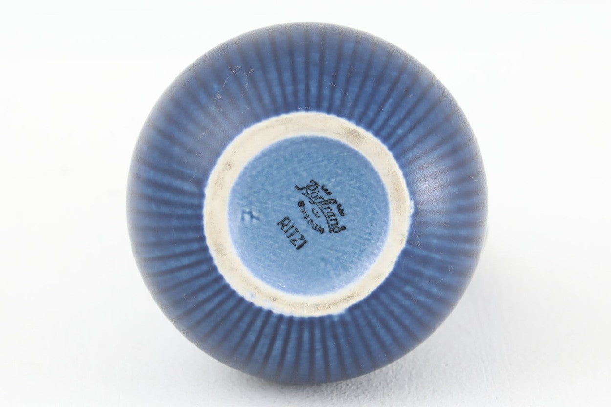 フィンランド人で彫刻家の父と、デンマーク人で陶芸家の母の元に育つGunnarNylundはデンマークで建築を学んだ後、Bing&amp;amp;Grondahl窯、スウェーデンRorstrand窯に就業し、多くの作品を生み出しています。彼の作品は独特な流線型と釉薬が特徴で世界中で重宝されています。