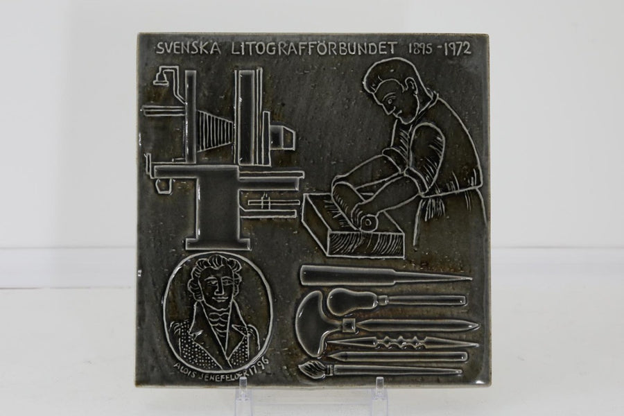 LisaLarsonの陶板です。こちらは1972年に発表された3つの労働組合による別注作品で数少ない限定陶板です。