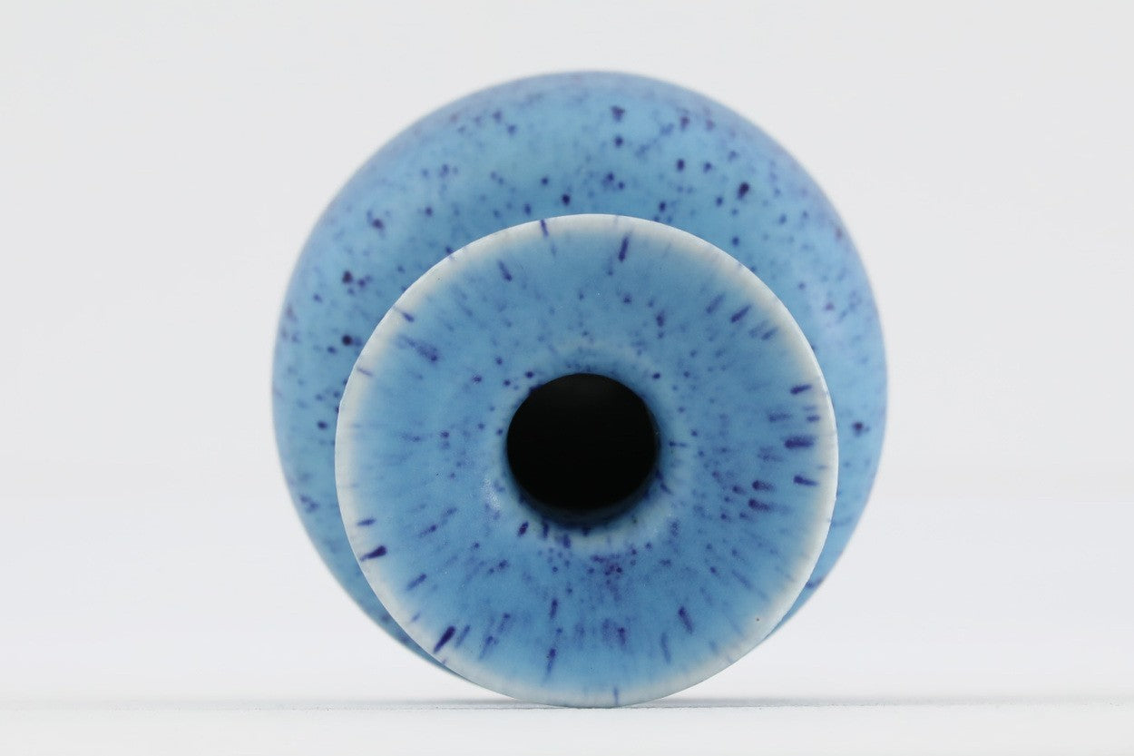 フィンランド人で彫刻家の父と、デンマーク人で陶芸家の母の元に育つGunnarNylundはデンマークで建築を学んだ後、Bing&amp;amp;Grondahl窯、スウェーデンRorstrand窯に就業し、多くの作品を生み出しています。彼の作品は独特な流線型と釉薬が特徴で世界中で重宝されています。