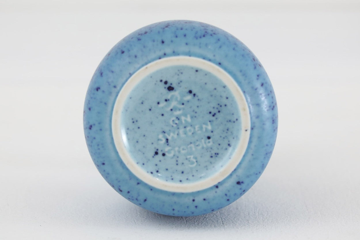 フィンランド人で彫刻家の父と、デンマーク人で陶芸家の母の元に育つGunnarNylundはデンマークで建築を学んだ後、Bing&amp;amp;Grondahl窯、スウェーデンRorstrand窯に就業し、多くの作品を生み出しています。彼の作品は独特な流線型と釉薬が特徴で世界中で重宝されています。