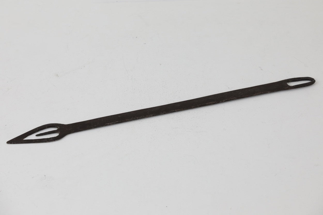 デンマークの古いフィッシャーマンスピアです。オブジェ用に作られたものか実際に実用されていたものかは不明です。ハンドメイドで作られた作品でウォールアートとして非常にユニークなお品です。