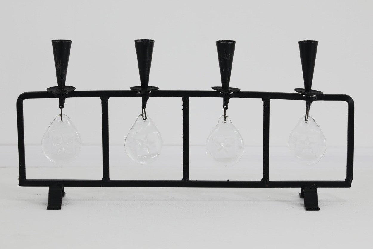 レトロなアイアンガラスのキャンドルホルダーです。デザインはホグラン、B0da社製にも似ていますが、オーナメントの種類から異なると思われます。