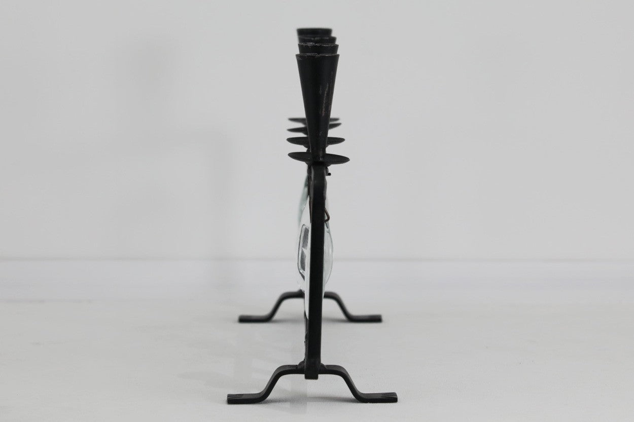 レトロなアイアンガラスのキャンドルホルダーです。デザインはホグラン、B0da社製にも似ていますが、オーナメントの種類から異なると思われます。