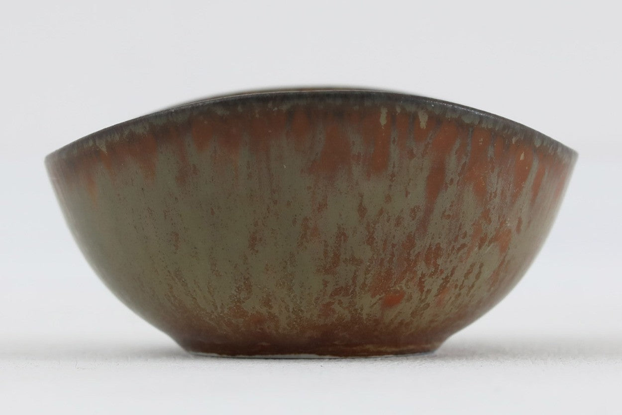 フィンランド人で彫刻家の父と、デンマーク人で陶芸家の母の元に育つGunnarNylundはデンマークで建築を学んだ後、Bing&amp;amp;Grondahl窯、スウェーデンRorstrand窯に就業し、多くの作品を生み出しています。彼の作品は独特な流線型と釉薬が特徴で世界中で重宝されています。AROボウルは彼の最も代表的な作品で、その緩やかな美しいカーブが特徴です。また、さまざまな表情をみせる釉薬がコレクターにも人気がある理由です。