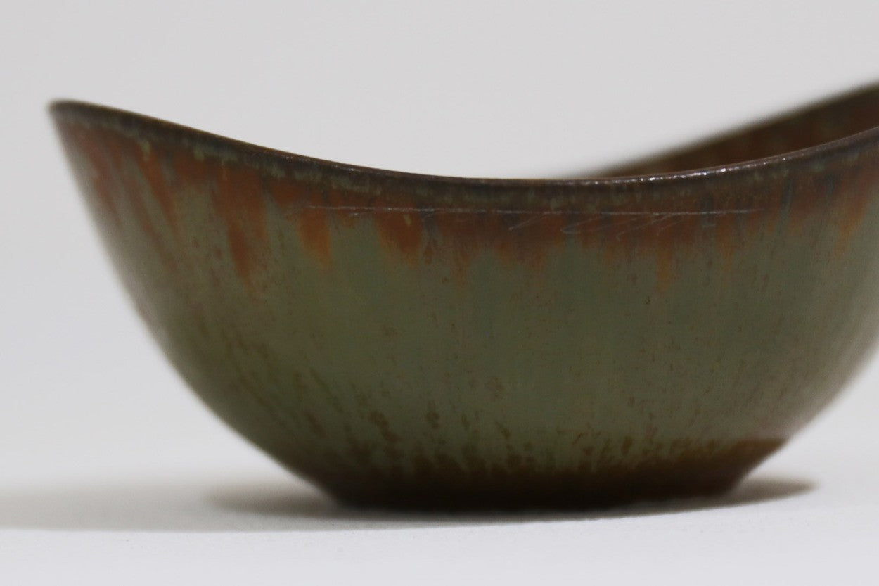 フィンランド人で彫刻家の父と、デンマーク人で陶芸家の母の元に育つGunnarNylundはデンマークで建築を学んだ後、Bing&amp;amp;Grondahl窯、スウェーデンRorstrand窯に就業し、多くの作品を生み出しています。彼の作品は独特な流線型と釉薬が特徴で世界中で重宝されています。AROボウルは彼の最も代表的な作品で、その緩やかな美しいカーブが特徴です。また、さまざまな表情をみせる釉薬がコレクターにも人気がある理由です。