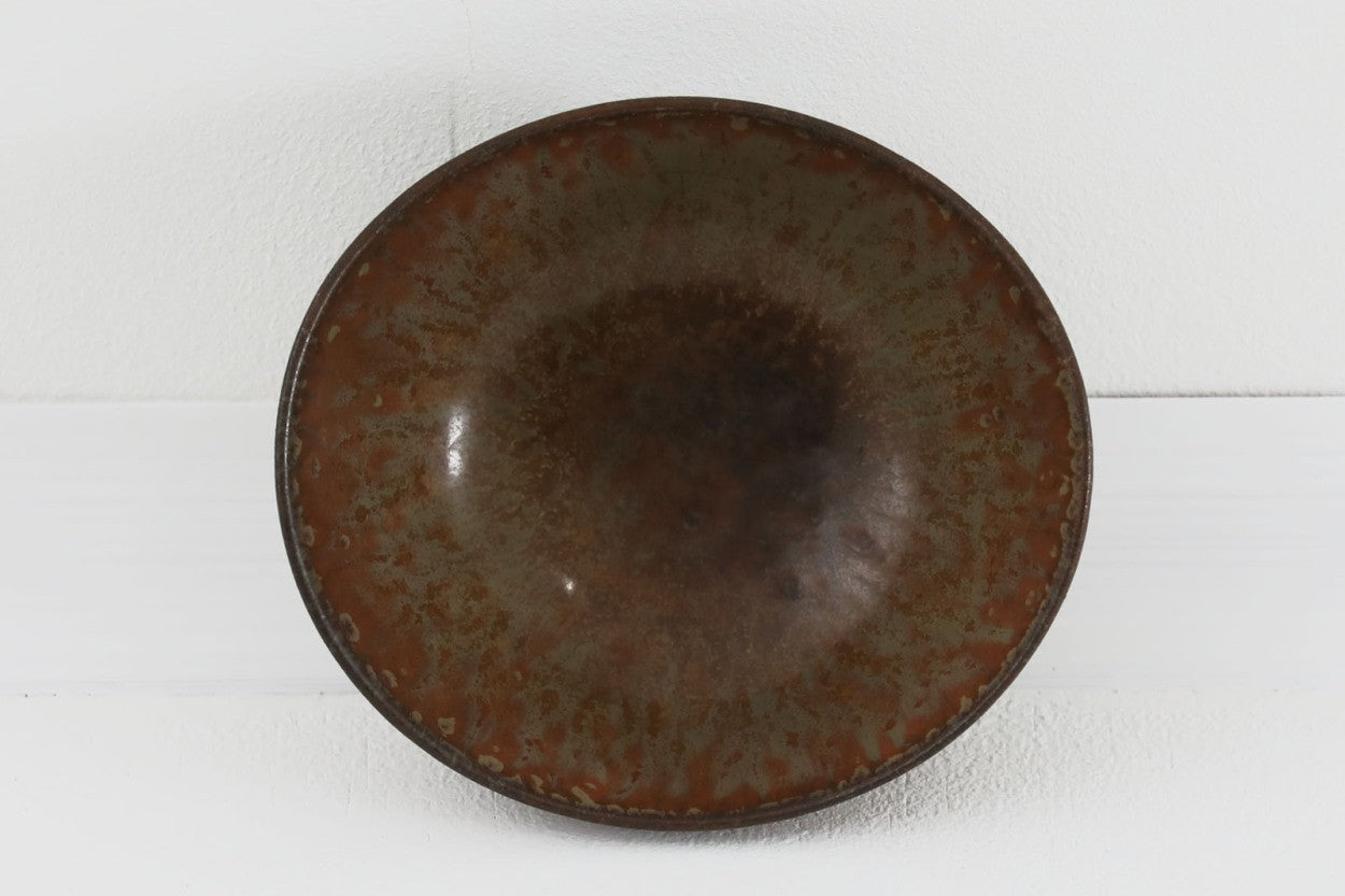 フィンランド人で彫刻家の父と、デンマーク人で陶芸家の母の元に育つGunnarNylundはデンマークで建築を学んだ後、Bing&amp;amp;Grondahl窯、スウェーデンRorstrand窯に就業し、多くの作品を生み出しています。彼の作品は独特な流線型と釉薬が特徴で世界中で重宝されています。AROボウルは彼の最も代表的な作品で、その緩やかな美しいカーブが特徴です。また、さまざまな表情をみせる釉薬がコレクターにも人気がある理由です。