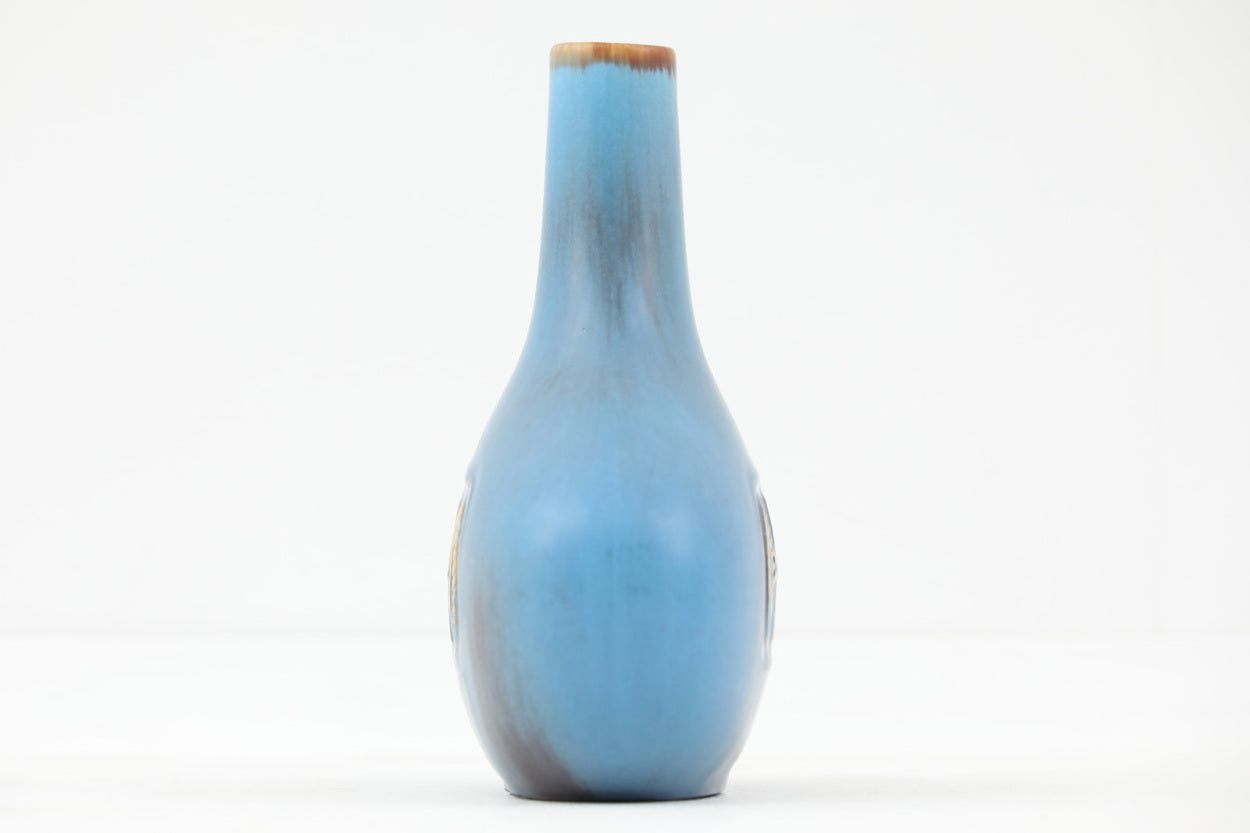 フィンランド人で彫刻家の父と、デンマーク人で陶芸家の母の元に育つGunnarNylundはデンマークで建築を学んだ後、Bing&amp;Grondahl窯、スウェーデンRorstrand窯に就業し、多くの作品を生み出しています。彼の作品は独特な流線型と釉薬が特徴で世界中で重宝されています。