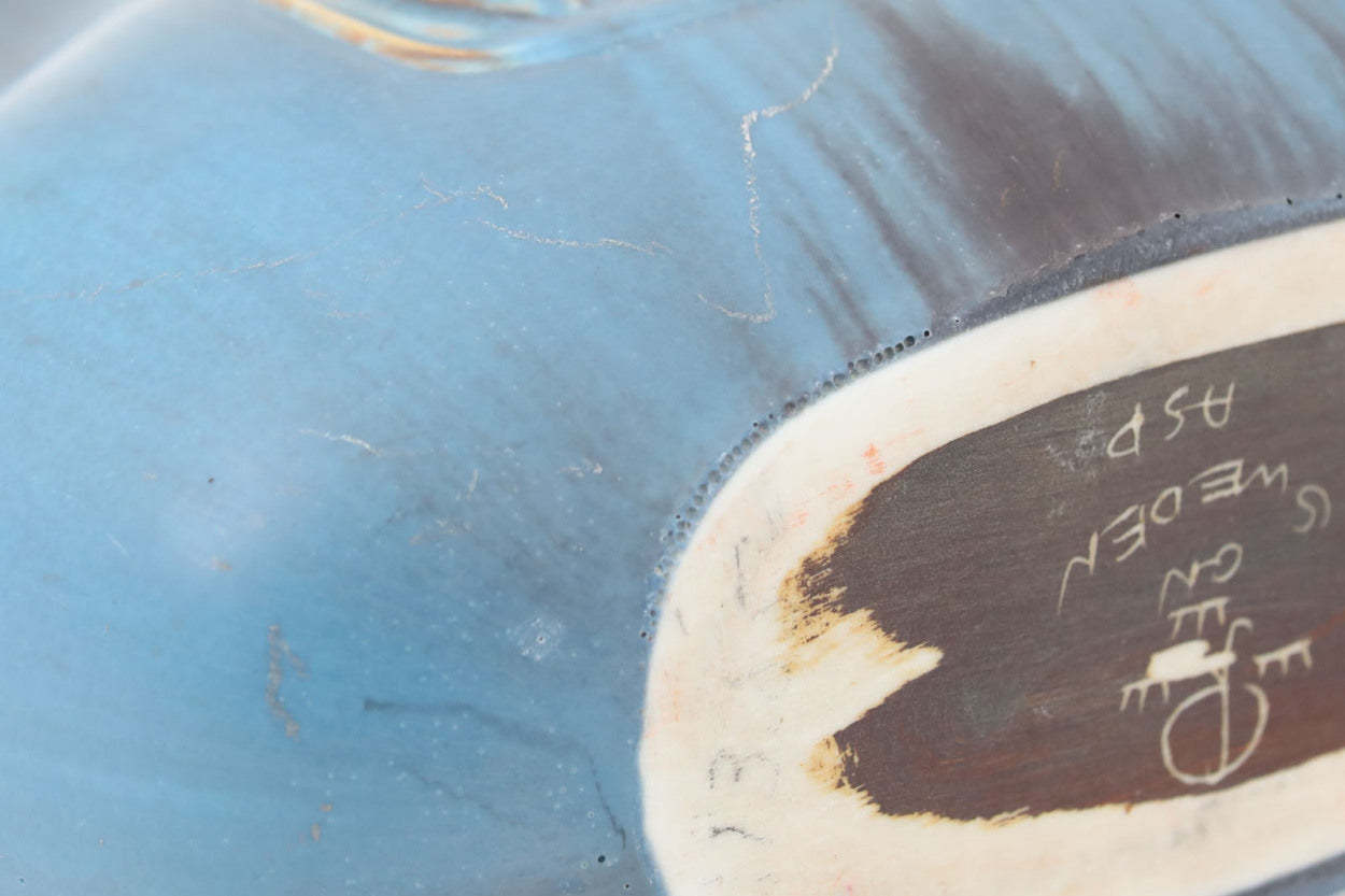 フィンランド人で彫刻家の父と、デンマーク人で陶芸家の母の元に育つGunnarNylundはデンマークで建築を学んだ後、Bing&amp;amp;Grondahl窯、スウェーデンRorstrand窯に就業し、多くの作品を生み出しています。彼の作品は独特な流線型と釉薬が特徴で世界中で重宝されています。