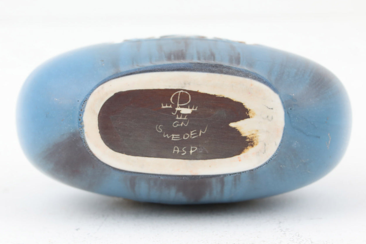 フィンランド人で彫刻家の父と、デンマーク人で陶芸家の母の元に育つGunnarNylundはデンマークで建築を学んだ後、Bing&amp;amp;Grondahl窯、スウェーデンRorstrand窯に就業し、多くの作品を生み出しています。彼の作品は独特な流線型と釉薬が特徴で世界中で重宝されています。