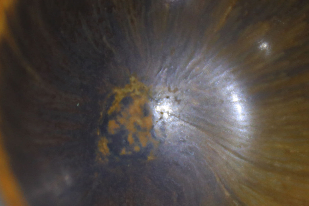 フィンランド人で彫刻家の父と、デンマーク人で陶芸家の母の元に育つGunnarNylundはデンマークで建築を学んだ後、Bing&amp;amp;Grondahl窯、スウェーデンRorstrand窯に就業し、多くの作品を生み出しています。彼の作品は独特な流線型と釉薬が特徴で世界中で重宝されています。AROボウルは彼の最も代表的な作品で、その緩やかな美しいカーブが特徴です。また、さまざまな表情をみせる釉薬がコレクターにも人気がある理由です。