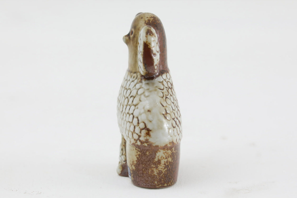 LisaLarsonのKENNELシリーズのTvillingpudlarです。こちらは双子のプードルをモチーフにしていて、右向きと左向きの2種類のタイプがあり、こちらは片方となります。1977年から1979年の間に製造されたお品です。1992年からはKERAMIKSTUDIONGUSTAVSBERG社にて復刻品が製造されていますがこちらは当時のオリジナルのビンテージ品となります。