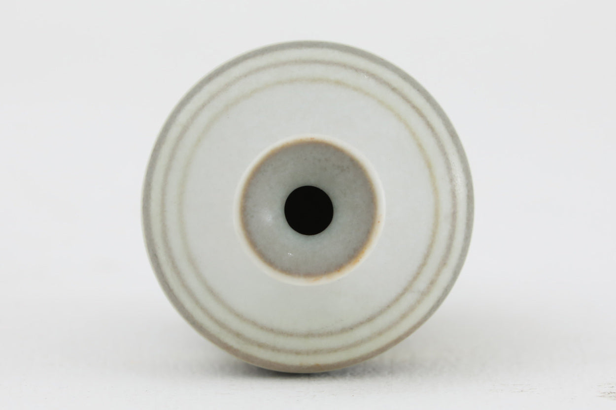 フィンランド人で彫刻家の父と、デンマーク人で陶芸家の母の元に育つGunnarNylundはデンマークで建築を学んだ後、Bing&amp;amp;Grondahl窯、スウェーデンRorstrand窯に就業し、多くの作品を生み出しています。彼の作品は独特な流線型と釉薬が特徴で世界中で重宝されています。