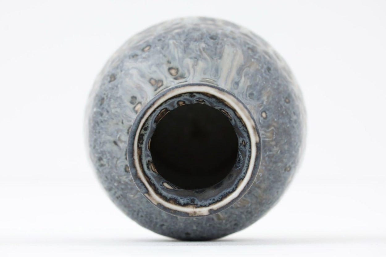 フィンランド人で彫刻家の父と、デンマーク人で陶芸家の母の元に育つGunnarNylundはデンマークで建築を学んだ後、Bing&amp;amp;Grondahl窯、スウェーデンRorstrand窯に就業し、多くの作品を生み出しています。彼の作品は独特な流線型と釉薬が特徴で世界中で重宝されています。