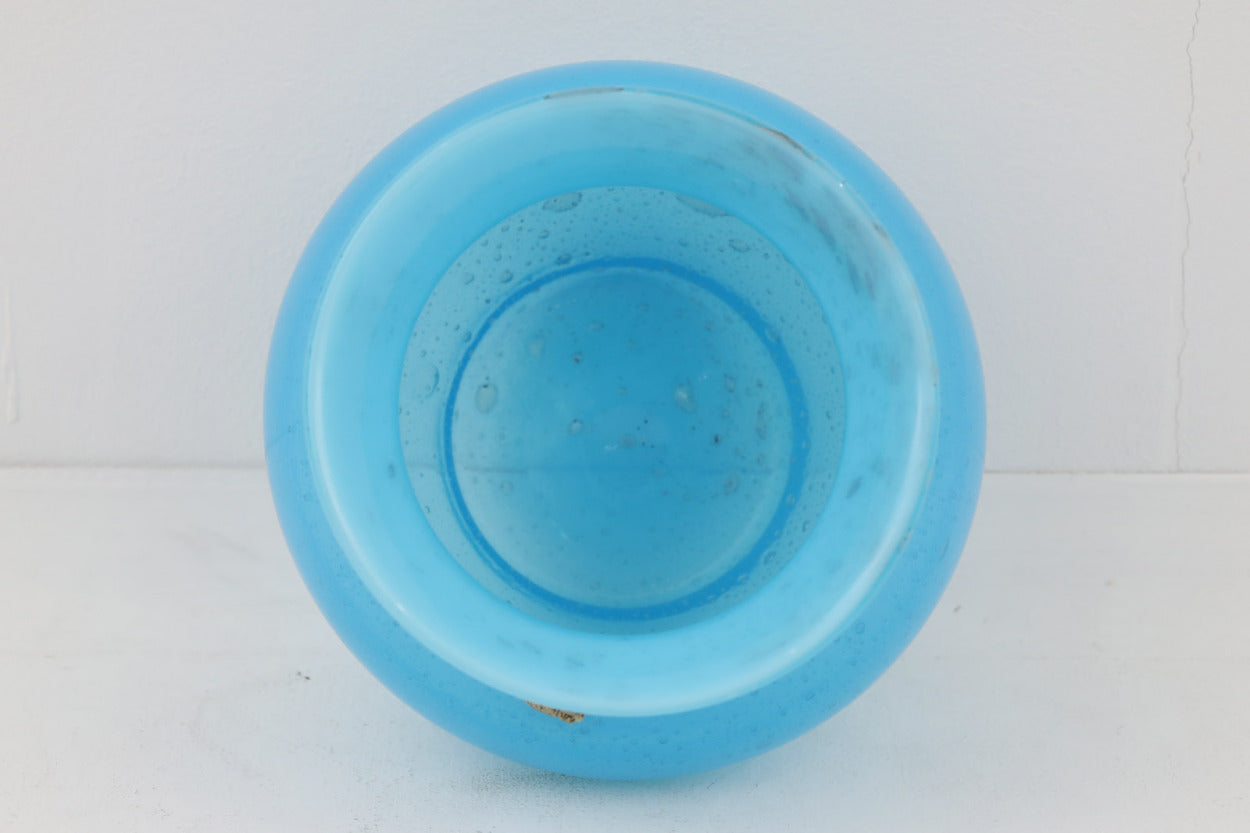 ErikHoglundのフラワーポットです。そのままオブジェとしてもおしゃれです。鮮やかなカラーのガラス製品は窓辺に置くのがおすすめです。製品には大きな気泡がたくさん入っており独特なデザインとなっています。