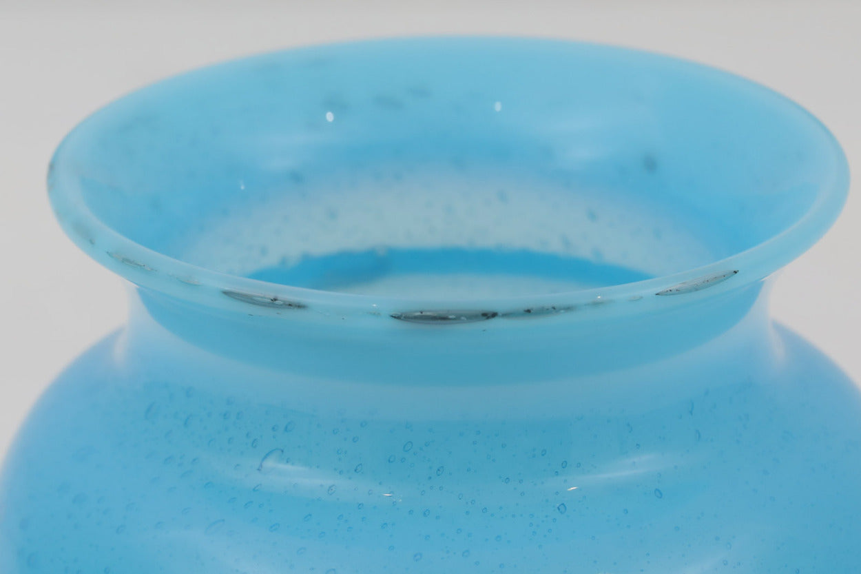 ErikHoglundのフラワーポットです。そのままオブジェとしてもおしゃれです。鮮やかなカラーのガラス製品は窓辺に置くのがおすすめです。製品には大きな気泡がたくさん入っており独特なデザインとなっています。