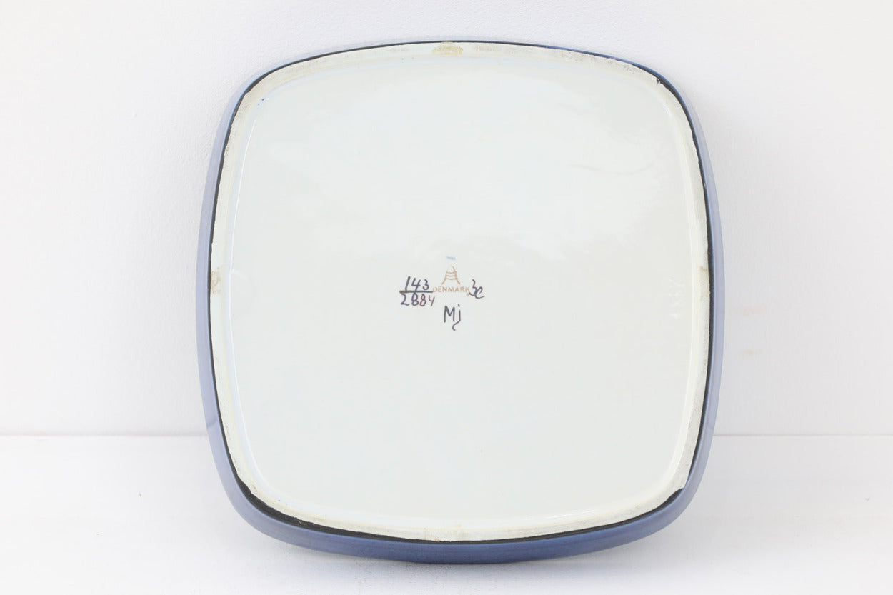 ロイヤルコペンハーゲン社製、MarianneJohnsonデザインの大きめのスクエアトレイです。こちらは希少なアルミニア窯産のものになり1969年頃より前に作られたお品となります。