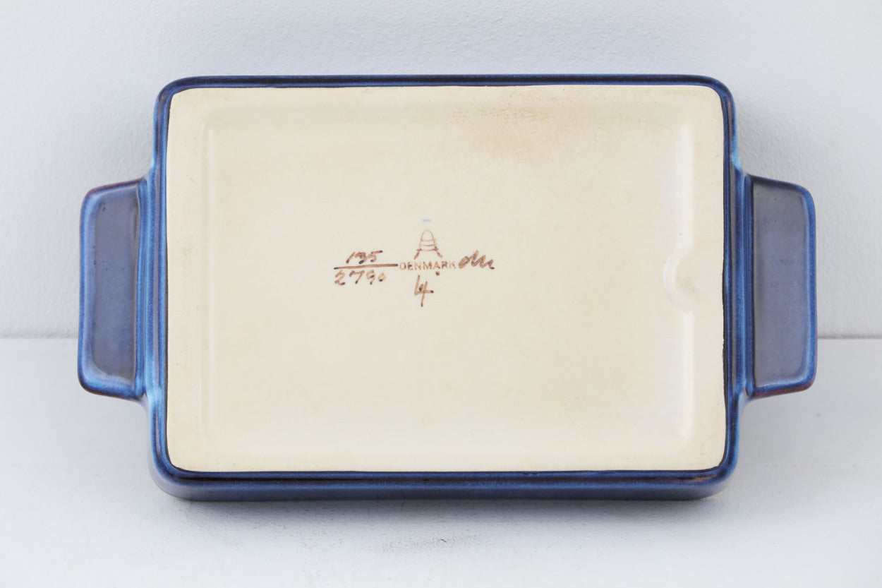 ロイヤルコペンハーゲン社製、LiseKoefoedデザインの持ち手がついたトレイです。