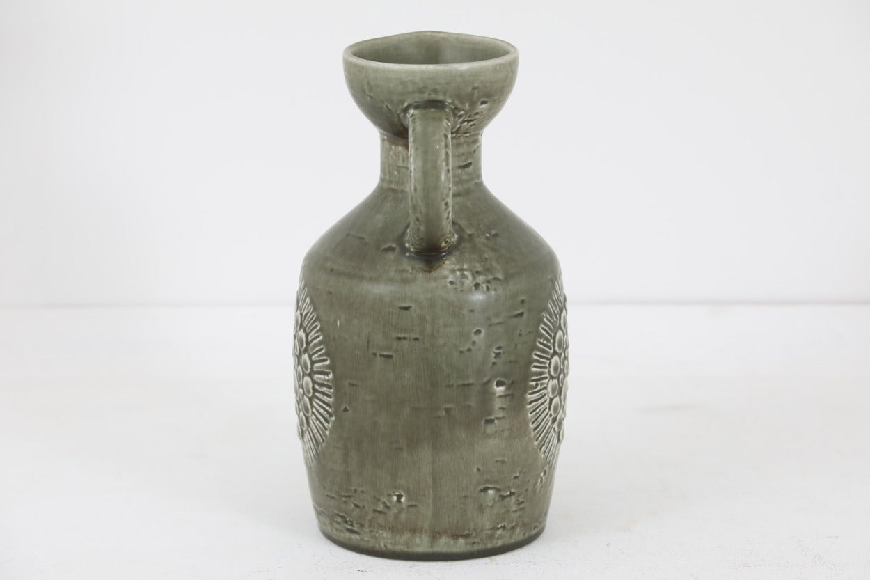 フィンランド人で彫刻家の父と、デンマーク人で陶芸家の母の元に育つGunnarNylundはデンマークで建築を学んだ後、Bing&amp;Grondahl窯、スウェーデンRorstrand窯に就業し、多くの作品を生み出しています。彼の作品は独特な流線型と釉薬が特徴で世界中で重宝されています。