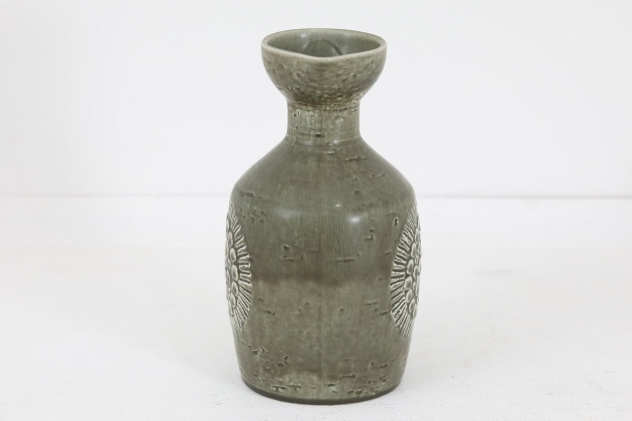 フィンランド人で彫刻家の父と、デンマーク人で陶芸家の母の元に育つGunnarNylundはデンマークで建築を学んだ後、Bing&amp;amp;Grondahl窯、スウェーデンRorstrand窯に就業し、多くの作品を生み出しています。彼の作品は独特な流線型と釉薬が特徴で世界中で重宝されています。