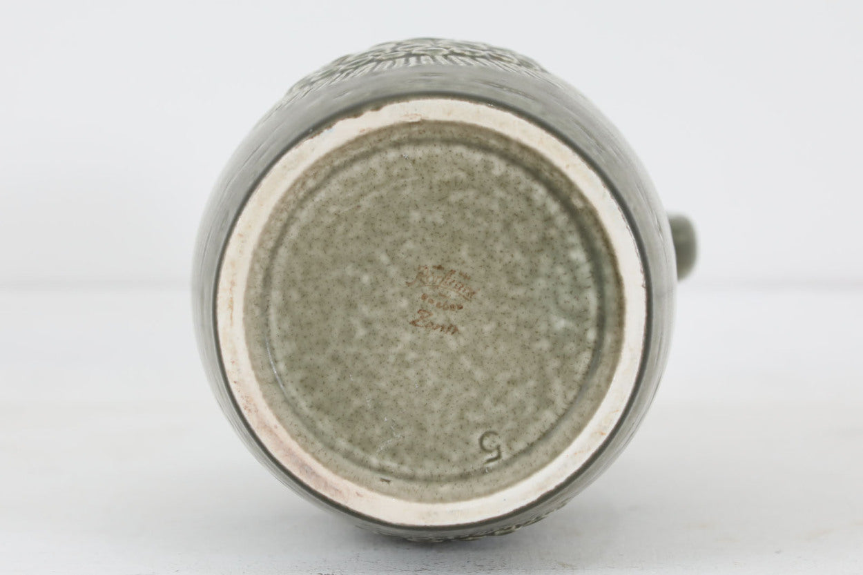 フィンランド人で彫刻家の父と、デンマーク人で陶芸家の母の元に育つGunnarNylundはデンマークで建築を学んだ後、Bing&amp;amp;Grondahl窯、スウェーデンRorstrand窯に就業し、多くの作品を生み出しています。彼の作品は独特な流線型と釉薬が特徴で世界中で重宝されています。