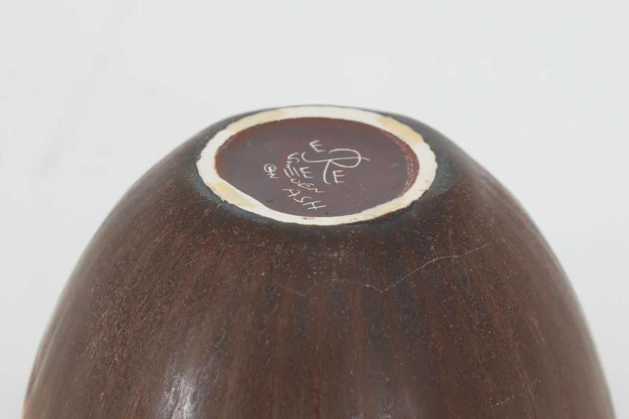 フィンランド人で彫刻家の父と、デンマーク人で陶芸家の母の元に育つGunnarNylundはデンマークで建築を学んだ後、Bing&amp;amp;Grondahl窯、スウェーデンRorstrand窯に就業し、多くの作品を生み出しています。彼の作品は独特な流線型と釉薬が特徴で世界中で重宝されています。