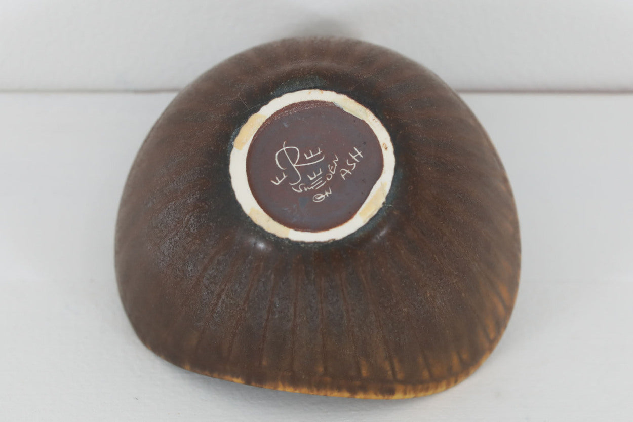 フィンランド人で彫刻家の父と、デンマーク人で陶芸家の母の元に育つGunnarNylundはデンマークで建築を学んだ後、Bing&amp;amp;Grondahl窯、スウェーデンRorstrand窯に就業し、多くの作品を生み出しています。彼の作品は独特な流線型と釉薬が特徴で世界中で重宝されています。