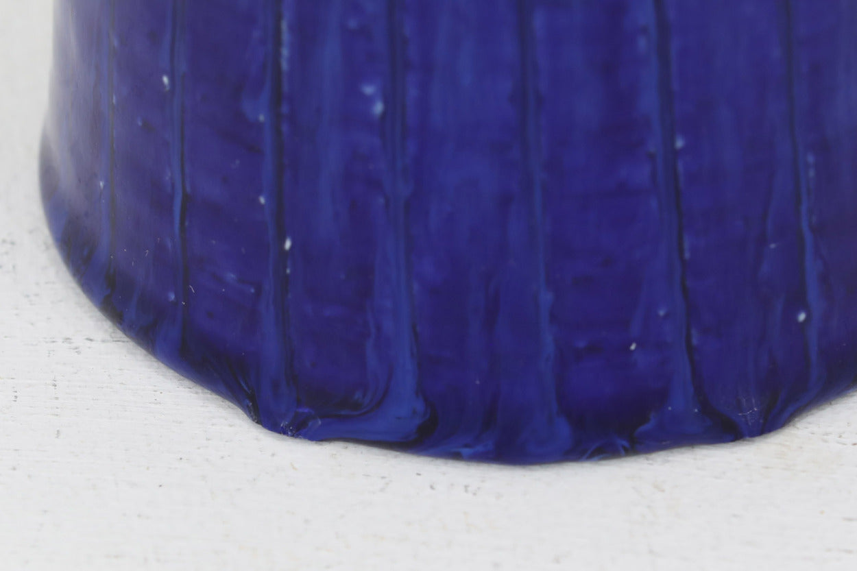 フィンランド人で彫刻家の父と、デンマーク人で陶芸家の母の元に育つGunnarNylundはデンマークで建築を学んだ後、Bing&amp;amp;Grondahl窯、スウェーデンRorstrand窯に就業し、多くの作品を生み出しています。彼の作品は独特な流線型と釉薬が特徴で世界中で重宝されています。こちらはおそらくChamotteシリーズのものになります。一般的な作品に比べてかなりどっしりしていて重量があります。