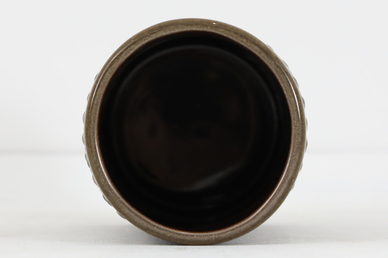 フィンランド人で彫刻家の父と、デンマーク人で陶芸家の母の元に育つGunnarNylundはデンマークで建築を学んだ後、Bing&amp;amp;Grondahl窯、スウェーデンRorstrand窯に就業し、多くの作品を生み出しています。彼の作品は独特な流線型と釉薬が特徴で世界中で重宝されています。