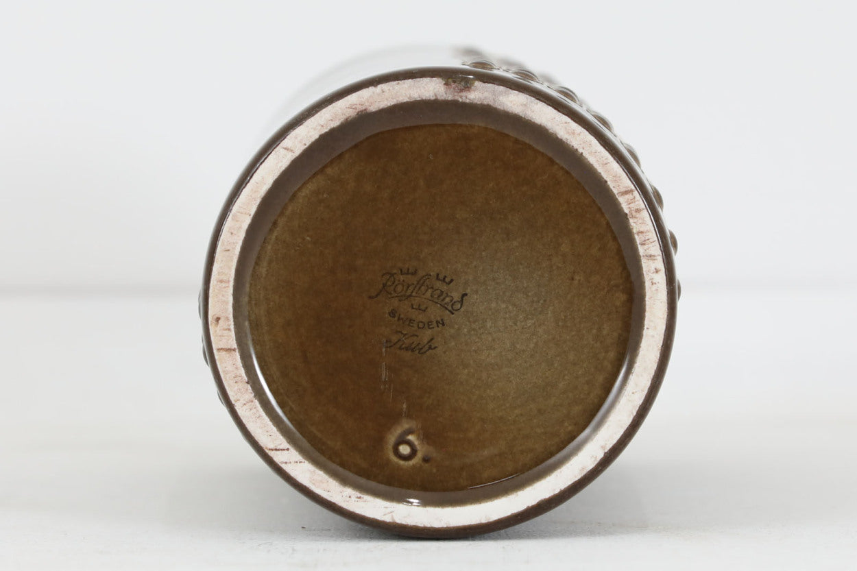 フィンランド人で彫刻家の父と、デンマーク人で陶芸家の母の元に育つGunnarNylundはデンマークで建築を学んだ後、Bing&amp;amp;Grondahl窯、スウェーデンRorstrand窯に就業し、多くの作品を生み出しています。彼の作品は独特な流線型と釉薬が特徴で世界中で重宝されています。