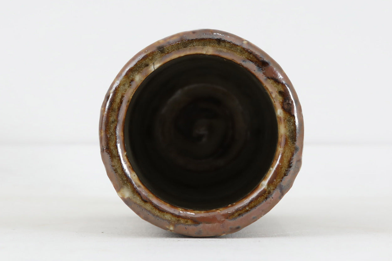 フィンランド人で彫刻家の父と、デンマーク人で陶芸家の母の元に育つGunnarNylundはデンマークで建築を学んだ後、Bing&amp;amp;Grondahl窯、スウェーデンRorstrand窯に就業し、多くの作品を生み出しています。彼の作品は独特な流線型と釉薬が特徴で世界中で重宝されています。こちらはおそらくChamotteシリーズのものになります。一般的な作品に比べてかなりどっしりしていて重量があります。