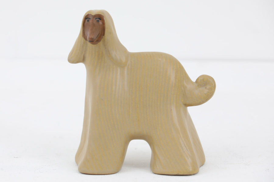 LisaLarsonのアフガン犬です。こちらはスウェーデンではおなじみのおしゃれなデパートAhlens（オレンス）が彼女に依頼したことで製造された限定品です。リサの1954-80年の作品集にも掲載されておらず、少しレアな商品となります。現在別のセラミックスタジオから復刻が出ていますが、それらは表情や釉薬の使い方などが全く異なっています。こちらは当時のオリジナル品となります。