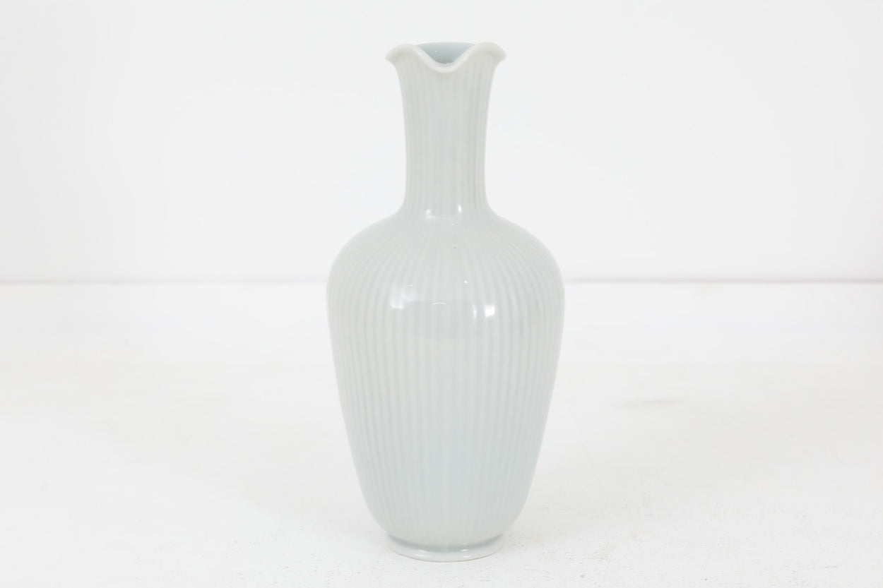 フィンランド人で彫刻家の父と、デンマーク人で陶芸家の母の元に育つGunnarNylundはデンマークで建築を学んだ後、Bing&amp;amp;Grondahl窯、スウェーデンRorstrand窯に就業し、多くの作品を生み出しています。彼の作品は独特な流線型と釉薬が特徴で世界中で重宝されています。