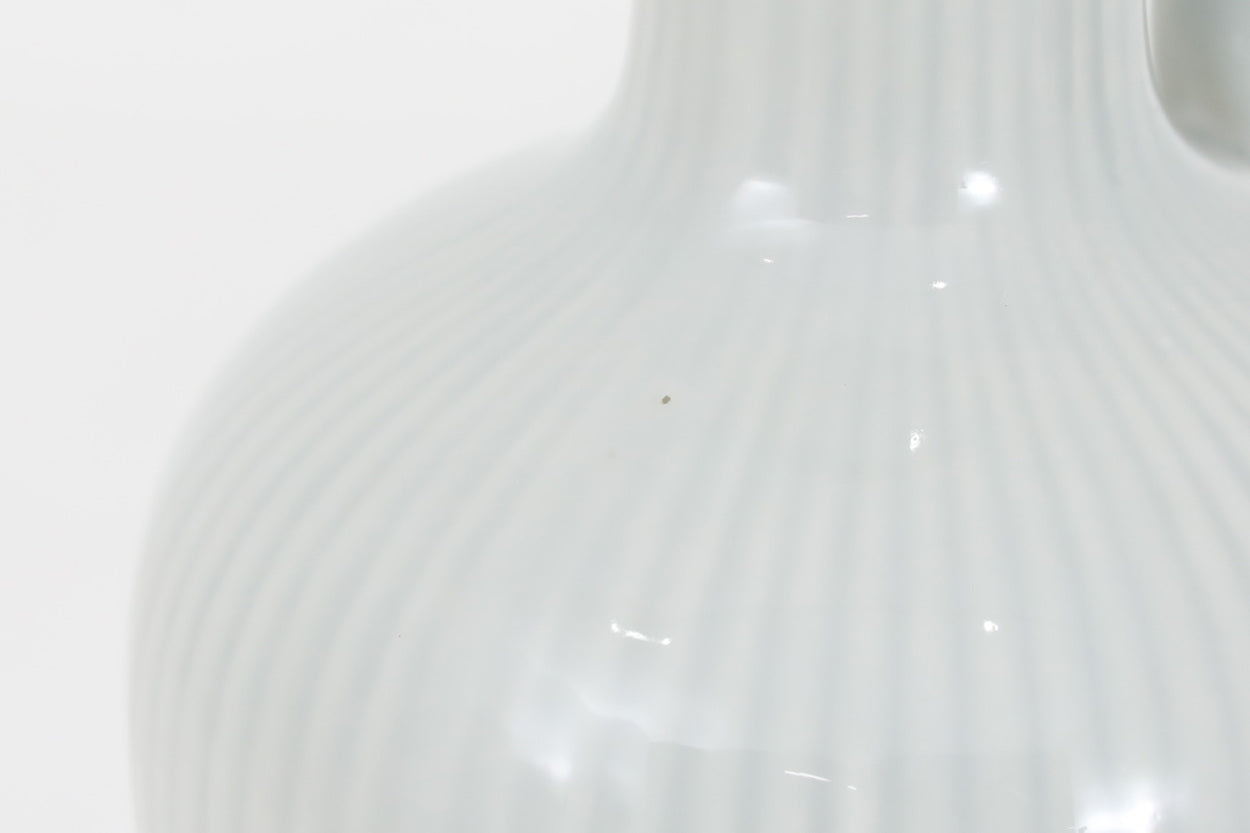 フィンランド人で彫刻家の父と、デンマーク人で陶芸家の母の元に育つGunnarNylundはデンマークで建築を学んだ後、Bing&amp;amp;Grondahl窯、スウェーデンRorstrand窯に就業し、多くの作品を生み出しています。彼の作品は独特な流線型と釉薬が特徴で世界中で重宝されています。