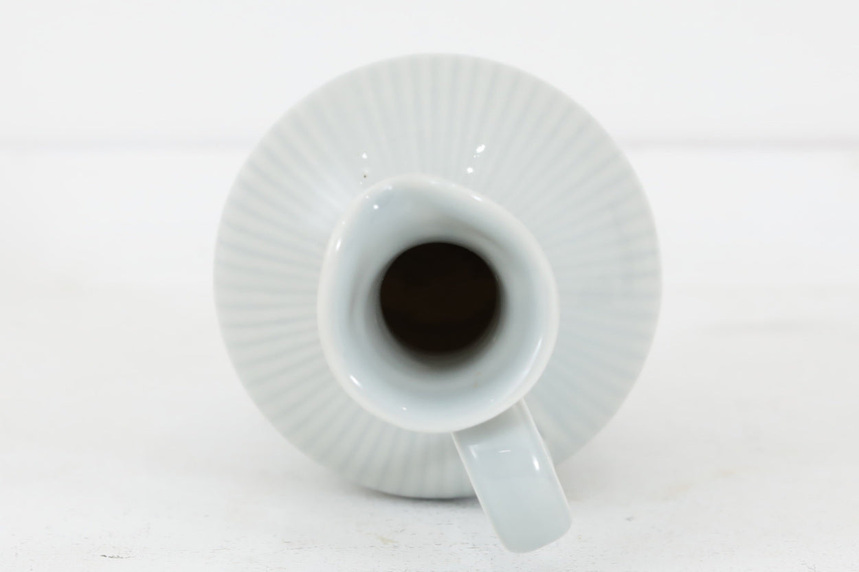 フィンランド人で彫刻家の父と、デンマーク人で陶芸家の母の元に育つGunnarNylundはデンマークで建築を学んだ後、Bing&amp;amp;Grondahl窯、スウェーデンRorstrand窯に就業し、多くの作品を生み出しています。彼の作品は独特な流線型と釉薬が特徴で世界中で重宝されています。