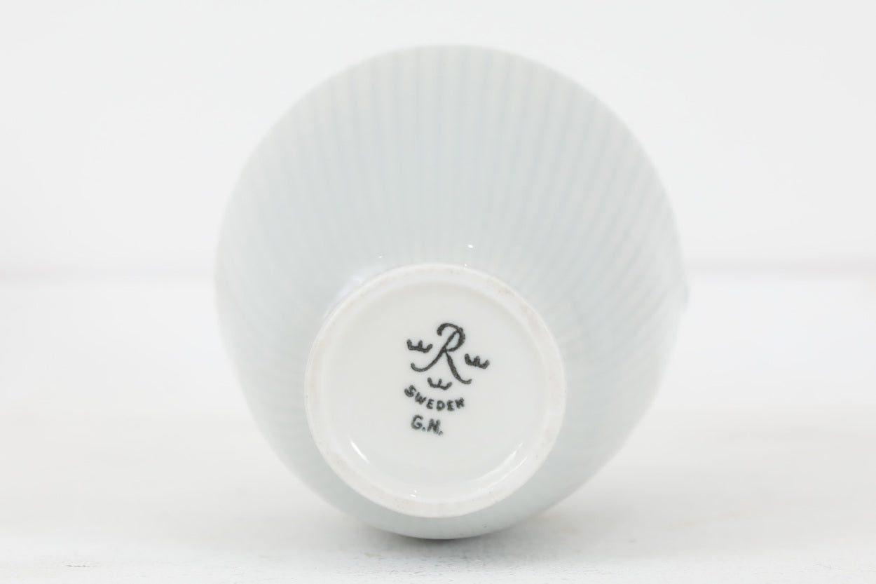 フィンランド人で彫刻家の父と、デンマーク人で陶芸家の母の元に育つGunnarNylundはデンマークで建築を学んだ後、Bing&amp;amp;Grondahl窯、スウェーデンRorstrand窯に就業し、多くの作品を生み出しています。彼の作品は独特な流線型と釉薬が特徴で世界中で重宝されています。