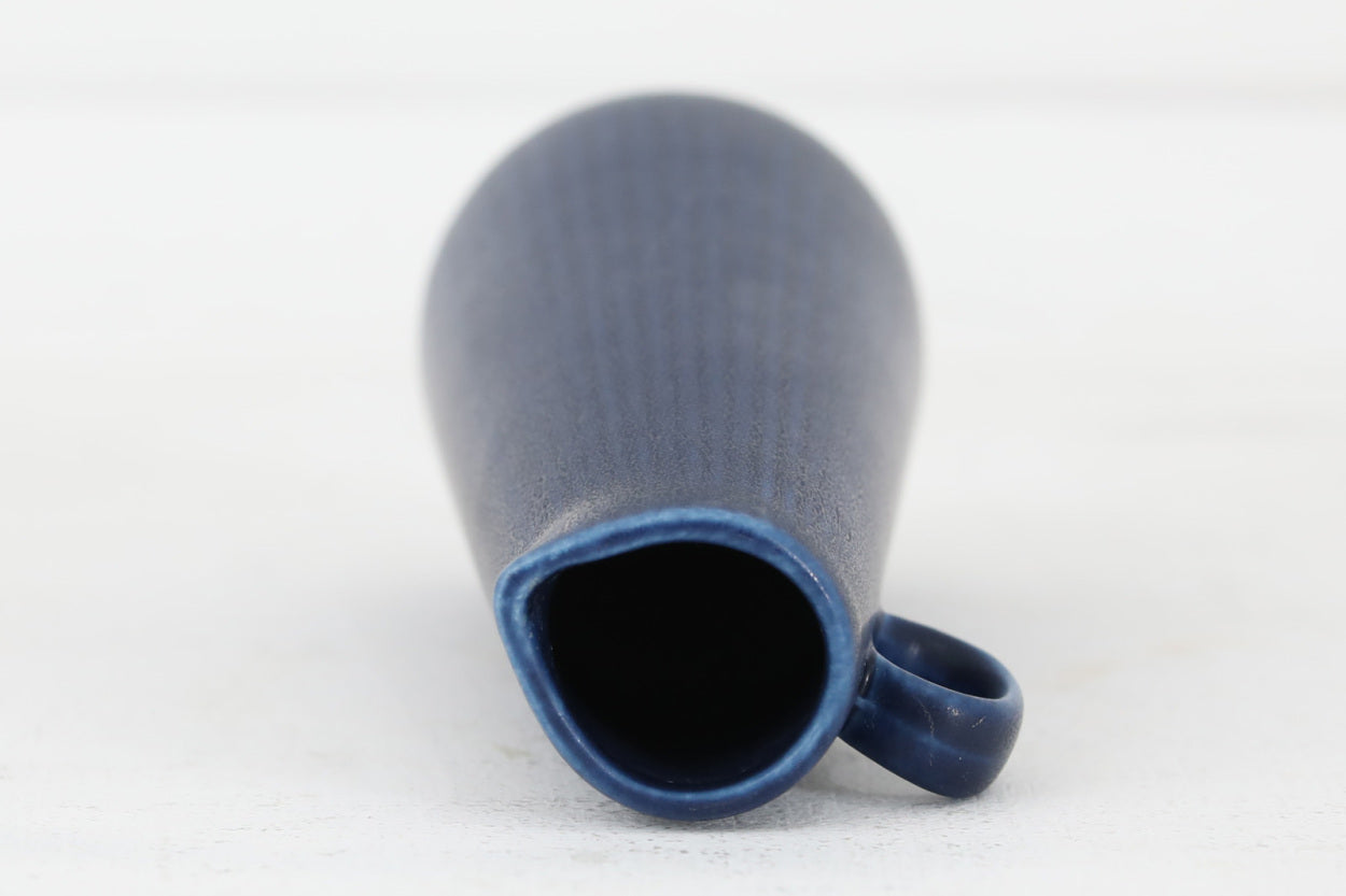 フィンランド人で彫刻家の父と、デンマーク人で陶芸家の母の元に育つGunnarNylundはデンマークで建築を学んだ後、Bing&amp;amp;Grondahl窯、スウェーデンRorstrand窯に就業し、多くの作品を生み出しています。彼の作品は独特な流線型と釉薬が特徴で世界中で重宝されています。