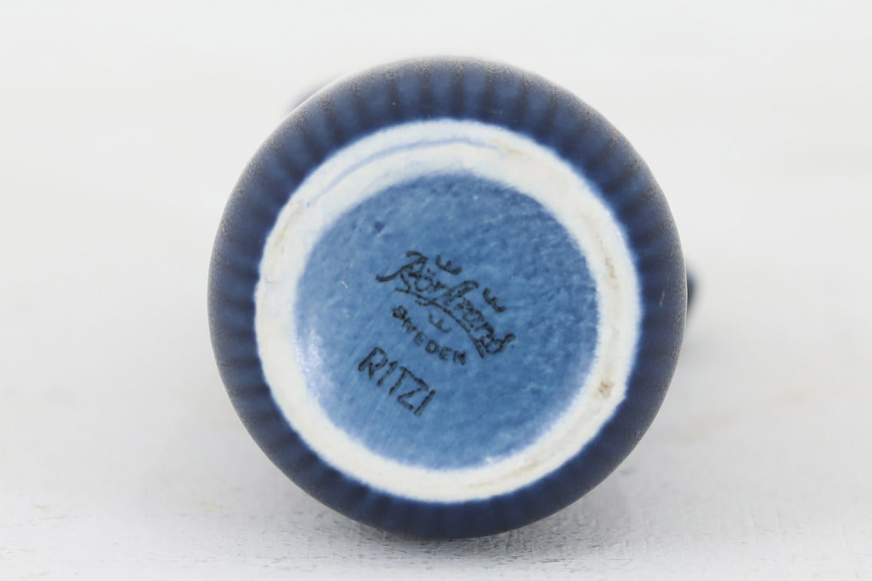 フィンランド人で彫刻家の父と、デンマーク人で陶芸家の母の元に育つGunnarNylundはデンマークで建築を学んだ後、Bing&amp;amp;Grondahl窯、スウェーデンRorstrand窯に就業し、多くの作品を生み出しています。彼の作品は独特な流線型と釉薬が特徴で世界中で重宝されています。