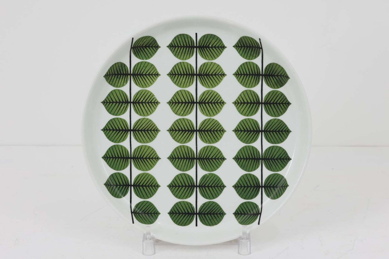 スウェーデンを代表する作家、スティグリンドベリの中でも一番メジャーなシリーズ、ベルサのプレートです。リンドベリはアート、陶芸などジャンルを問わず作品を残しており、自然を抽象化するアプローチと表現力は彼ならではのもの。年々入手困難になってきているお品です。現行復刻の商品ではなく初期のオリジナル品となります。