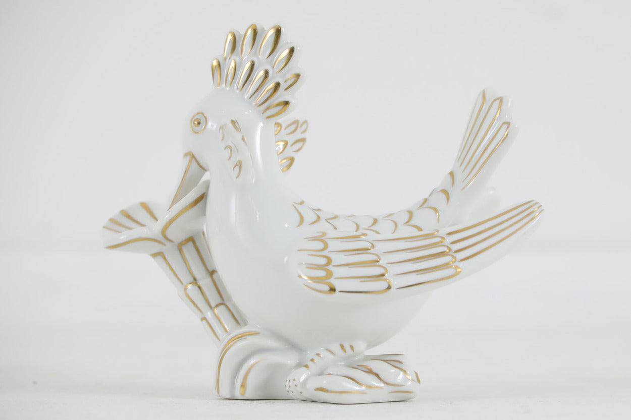 フィンランド人で彫刻家の父と、デンマーク人で陶芸家の母の元に育つGunnarNylundはデンマークで建築を学んだ後、Bing&amp;amp;Grondahl窯、スウェーデンRorstrand窯に就業し、多くの作品を生み出しています。彼の作品は独特な流線型と釉薬が特徴で世界中で重宝されています。特にベースやボウルの作品が有名ですがいくつかのオブジェも名品が残っています。