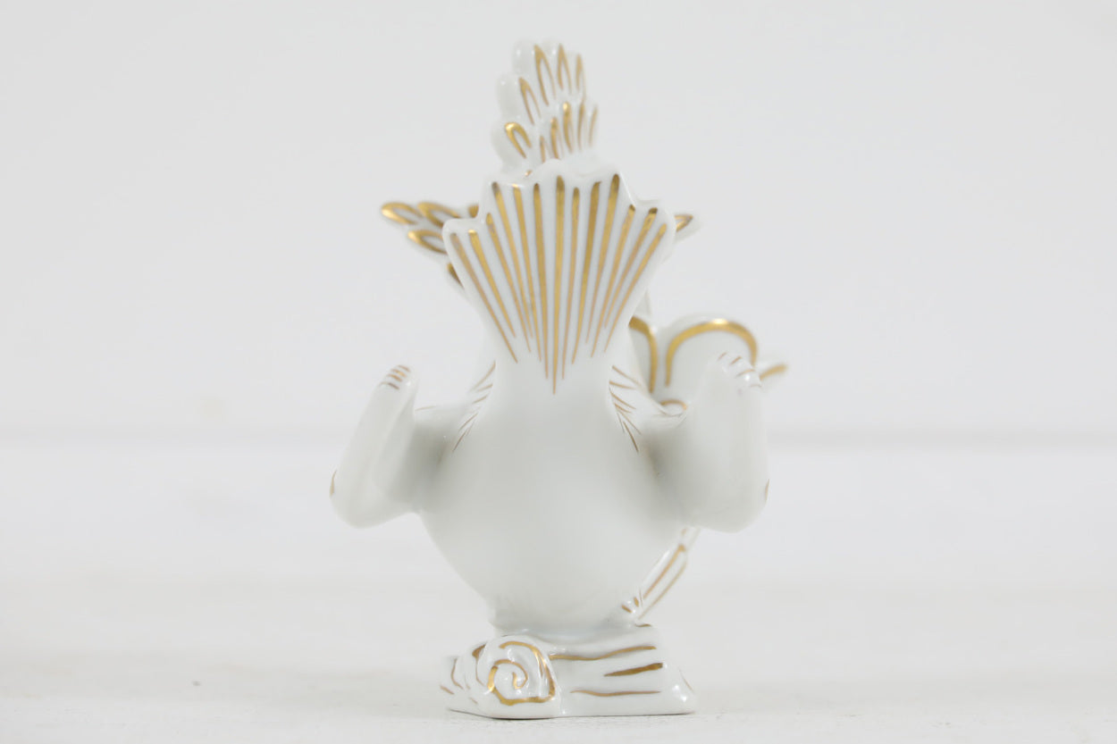 フィンランド人で彫刻家の父と、デンマーク人で陶芸家の母の元に育つGunnarNylundはデンマークで建築を学んだ後、Bing&amp;amp;Grondahl窯、スウェーデンRorstrand窯に就業し、多くの作品を生み出しています。彼の作品は独特な流線型と釉薬が特徴で世界中で重宝されています。特にベースやボウルの作品が有名ですがいくつかのオブジェも名品が残っています。