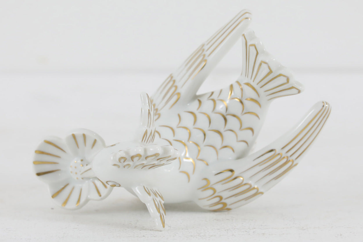 フィンランド人で彫刻家の父と、デンマーク人で陶芸家の母の元に育つGunnarNylundはデンマークで建築を学んだ後、Bing&amp;amp;Grondahl窯、スウェーデンRorstrand窯に就業し、多くの作品を生み出しています。彼の作品は独特な流線型と釉薬が特徴で世界中で重宝されています。特にベースやボウルの作品が有名ですがいくつかのオブジェも名品が残っています。