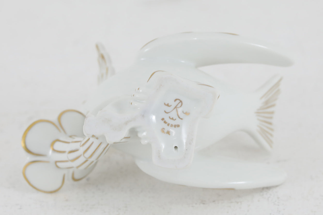 フィンランド人で彫刻家の父と、デンマーク人で陶芸家の母の元に育つGunnarNylundはデンマークで建築を学んだ後、Bing&amp;amp;Grondahl窯、スウェーデンRorstrand窯に就業し、多くの作品を生み出しています。彼の作品は独特な流線型と釉薬が特徴で世界中で重宝されています。特にベースやボウルの作品が有名ですがいくつかのオブジェも名品が残っています。