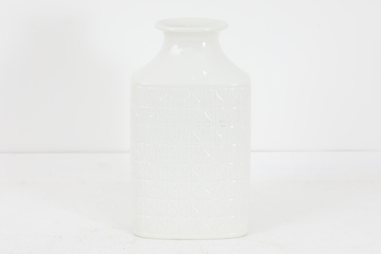 フィンランド人で彫刻家の父と、デンマーク人で陶芸家の母の元に育つGunnarNylundはデンマークで建築を学んだ後、Bing&amp;Grondahl窯、スウェーデンRorstrand窯に就業し、多くの作品を生み出しています。彼の作品は独特な流線型と釉薬が特徴で世界中で重宝されています。