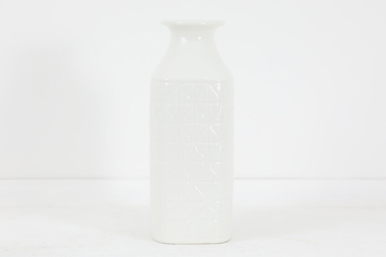 フィンランド人で彫刻家の父と、デンマーク人で陶芸家の母の元に育つGunnarNylundはデンマークで建築を学んだ後、Bing&amp;Grondahl窯、スウェーデンRorstrand窯に就業し、多くの作品を生み出しています。彼の作品は独特な流線型と釉薬が特徴で世界中で重宝されています。