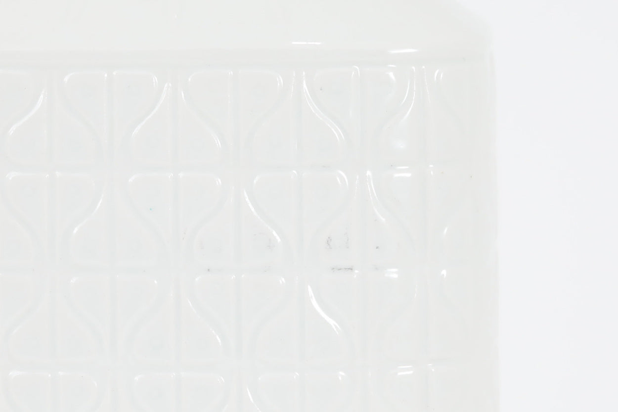 フィンランド人で彫刻家の父と、デンマーク人で陶芸家の母の元に育つGunnarNylundはデンマークで建築を学んだ後、Bing&amp;amp;Grondahl窯、スウェーデンRorstrand窯に就業し、多くの作品を生み出しています。彼の作品は独特な流線型と釉薬が特徴で世界中で重宝されています。