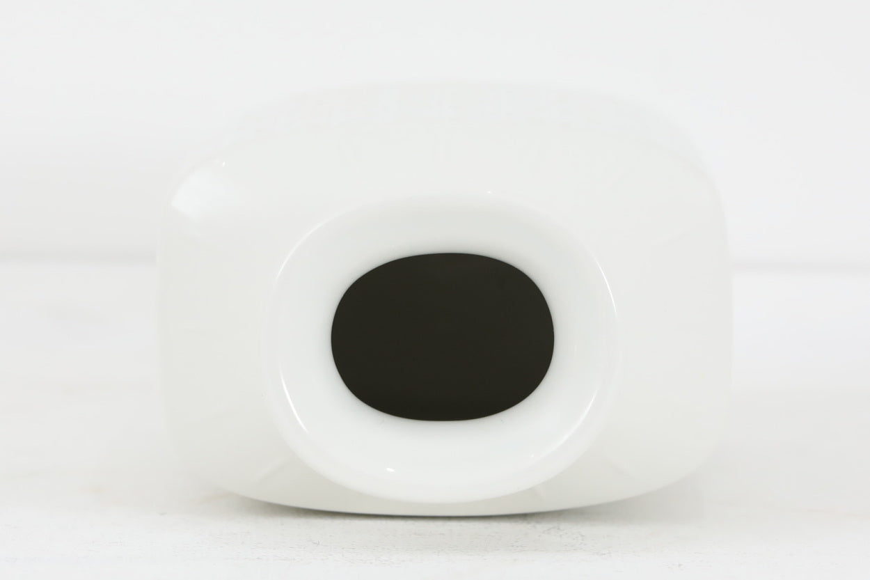 フィンランド人で彫刻家の父と、デンマーク人で陶芸家の母の元に育つGunnarNylundはデンマークで建築を学んだ後、Bing&amp;amp;Grondahl窯、スウェーデンRorstrand窯に就業し、多くの作品を生み出しています。彼の作品は独特な流線型と釉薬が特徴で世界中で重宝されています。