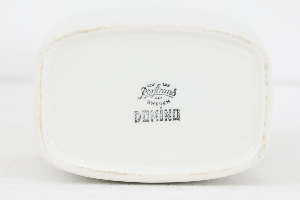 フィンランド人で彫刻家の父と、デンマーク人で陶芸家の母の元に育つGunnarNylundはデンマークで建築を学んだ後、Bing&amp;amp;Grondahl窯、スウェーデンRorstrand窯に就業し、多くの作品を生み出しています。彼の作品は独特な流線型と釉薬が特徴で世界中で重宝されています。