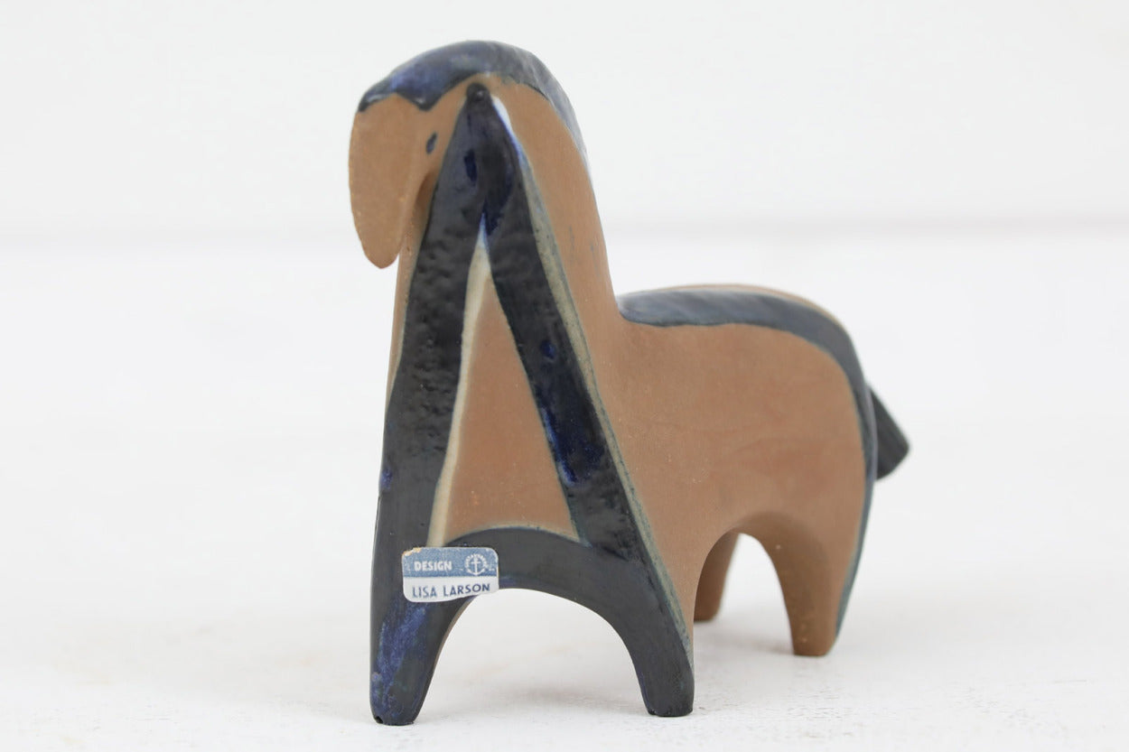 LisaLarsonのLILLAZOOシリーズで1956年から1978年にかけて製造されたものです。非常に人気のあったシリーズで流通量も多く、リサのビンテージ商品の中では比較的手に入りやすいシリーズですが、その中でもこちらのHastは希少で最も高額で流通しています。